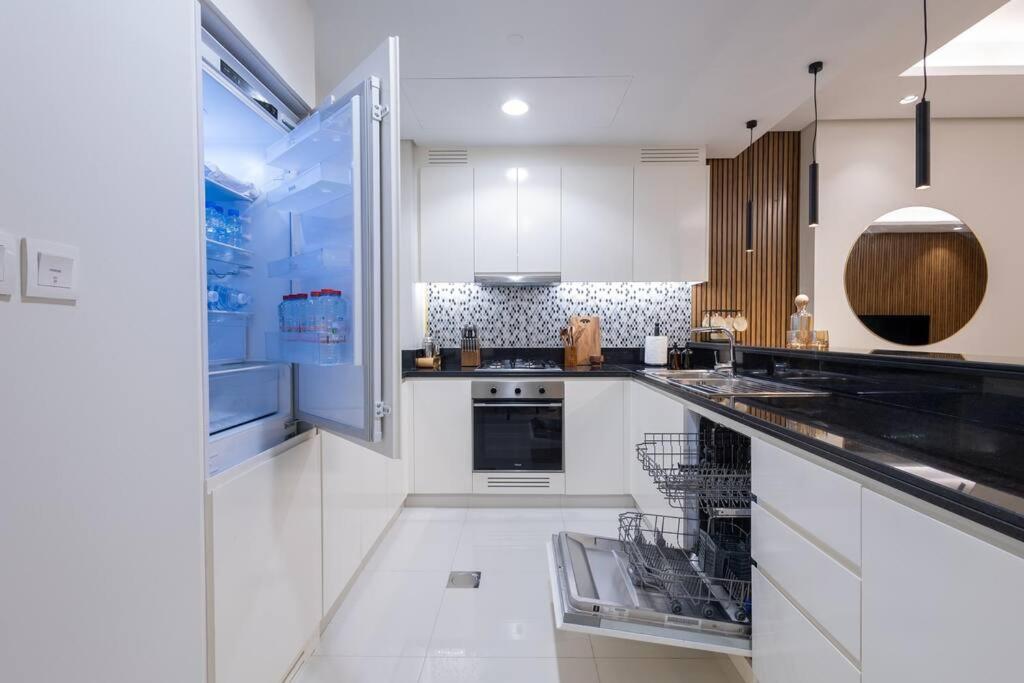 5 Stars Living Infinity Pool Burj Khalifa view