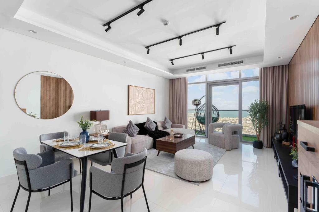 5 Stars Living Infinity Pool Burj Khalifa view