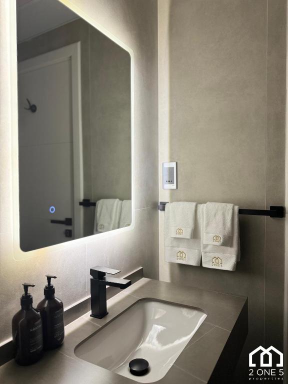 Stylish 2 Bedroom apartment with Dubai Marina View