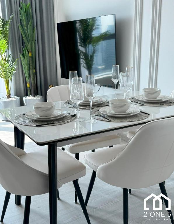 Stylish 2 Bedroom apartment with Dubai Marina View