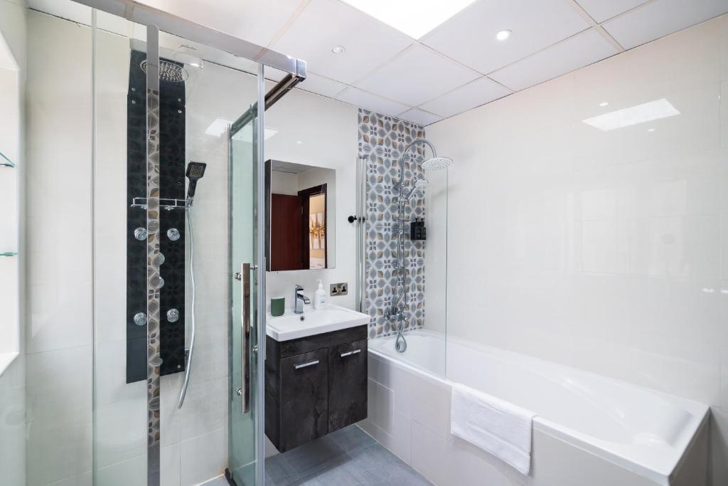 Sunkissed Holiday Homes spacious 5 plus 1 BR on JBR beach near Metro & Mall