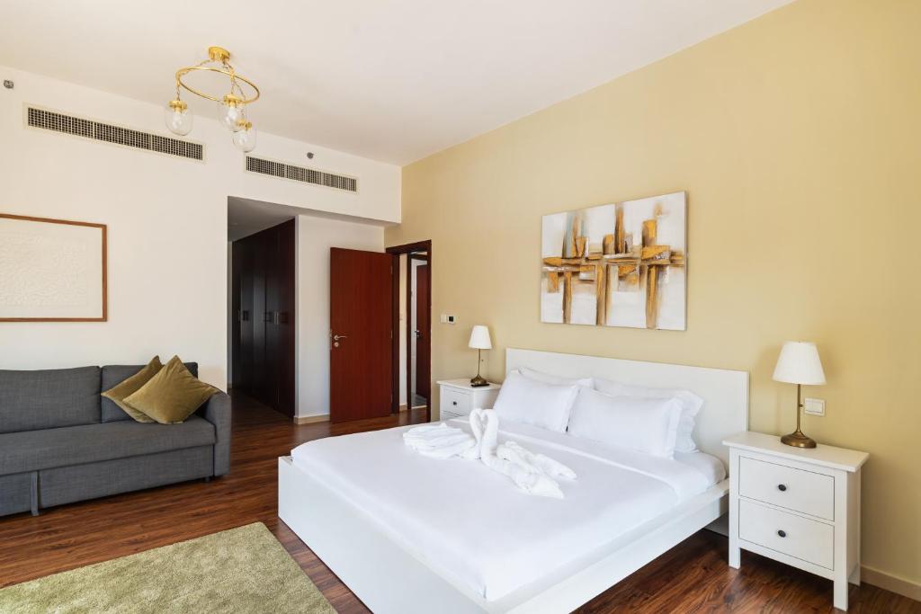 Sunkissed Holiday Homes spacious 5 plus 1 BR on JBR beach near Metro & Mall