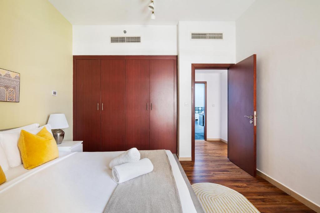 Sunkissed Holiday Homes spacious 5 plus 1 BR on JBR beach near Metro & Mall