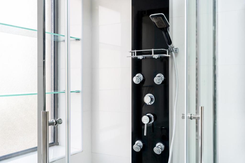 Sunkissed Holiday Homes spacious 5 plus 1 BR on JBR beach near Metro & Mall