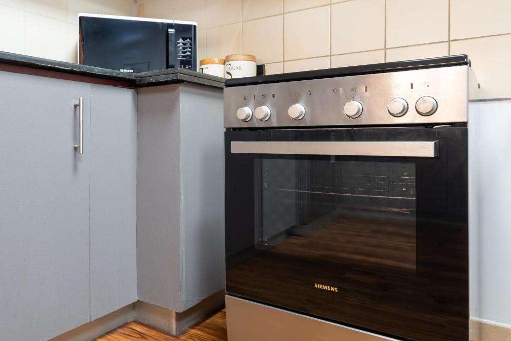 Sunkissed Holiday Homes spacious 5 plus 1 BR on JBR beach near Metro & Mall