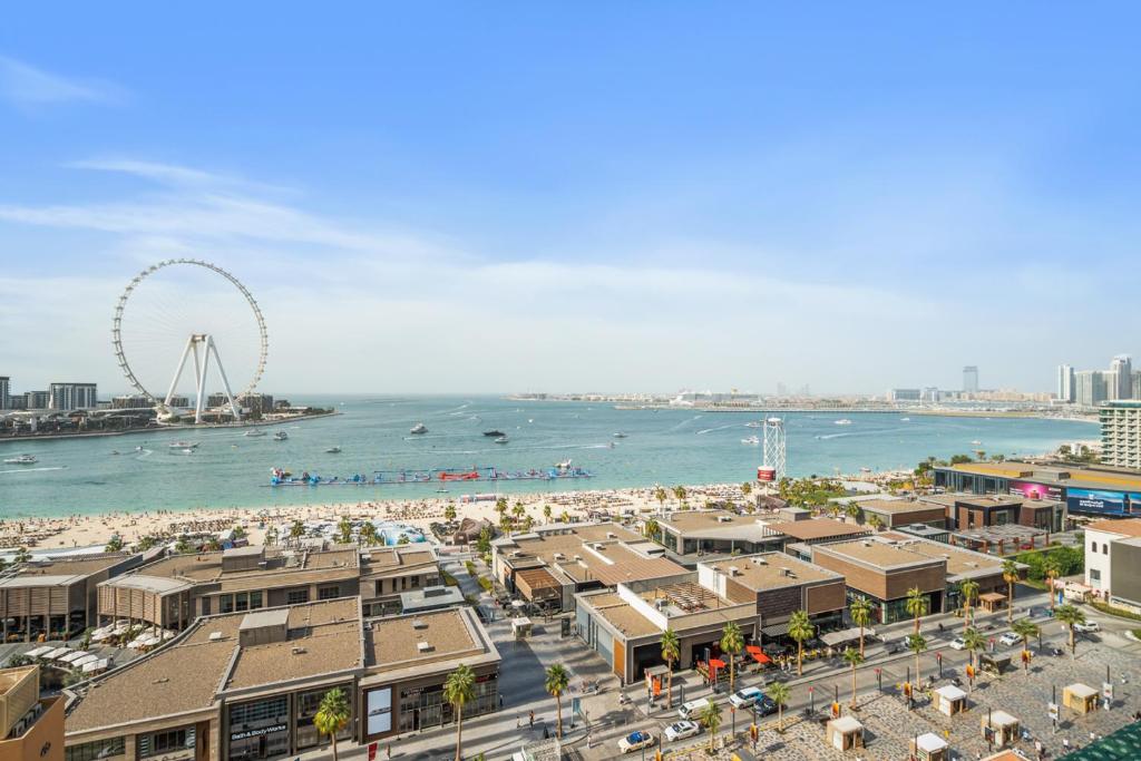 Sunkissed Holiday Homes spacious 5 plus 1 BR on JBR beach near Metro & Mall