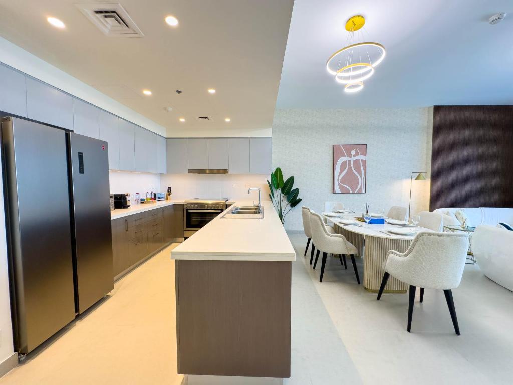 Naseem - Downtown Gem 4BR Apt: Burj View Bliss