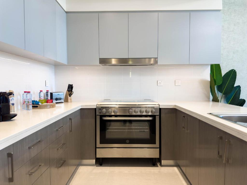 Naseem - Downtown Gem 4BR Apt: Burj View Bliss