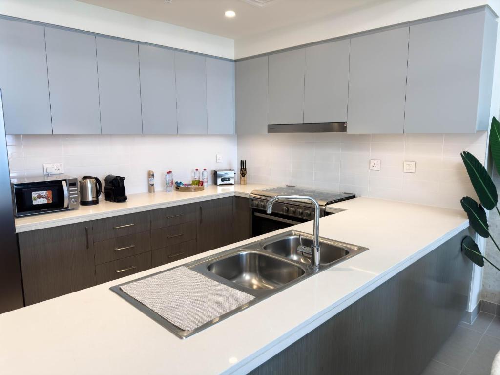 Naseem - Downtown Gem 4BR Apt: Burj View Bliss