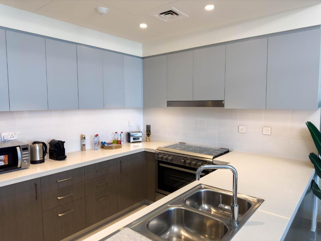 Naseem - Downtown Gem 4BR Apt: Burj View Bliss