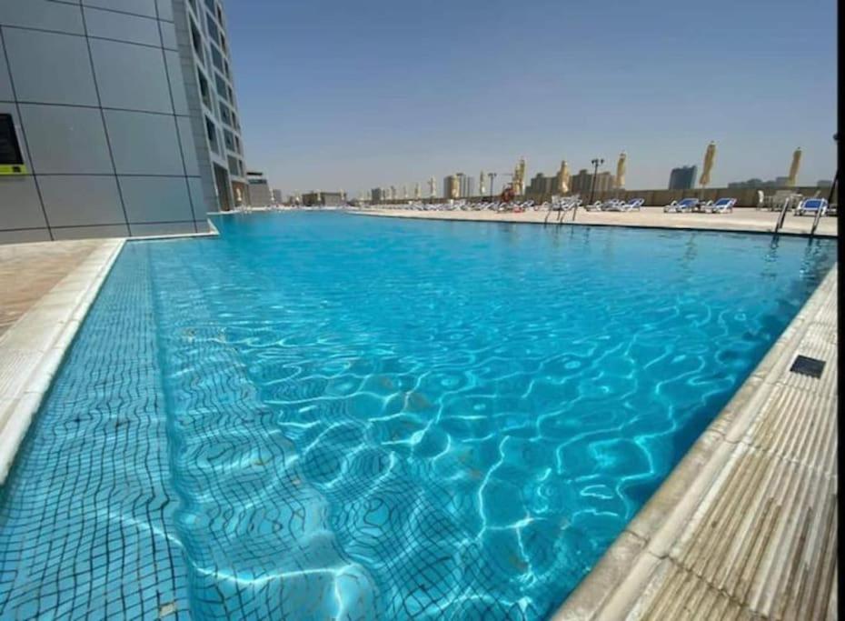 هتل لاکچری هوم کُرنیچ تاور ۲ بی اچ کی پول جیم وای فای ۲۰مین دبی - Luxury Home Corniche Tower 2 BHK pool gym wifi 20min Dubaï