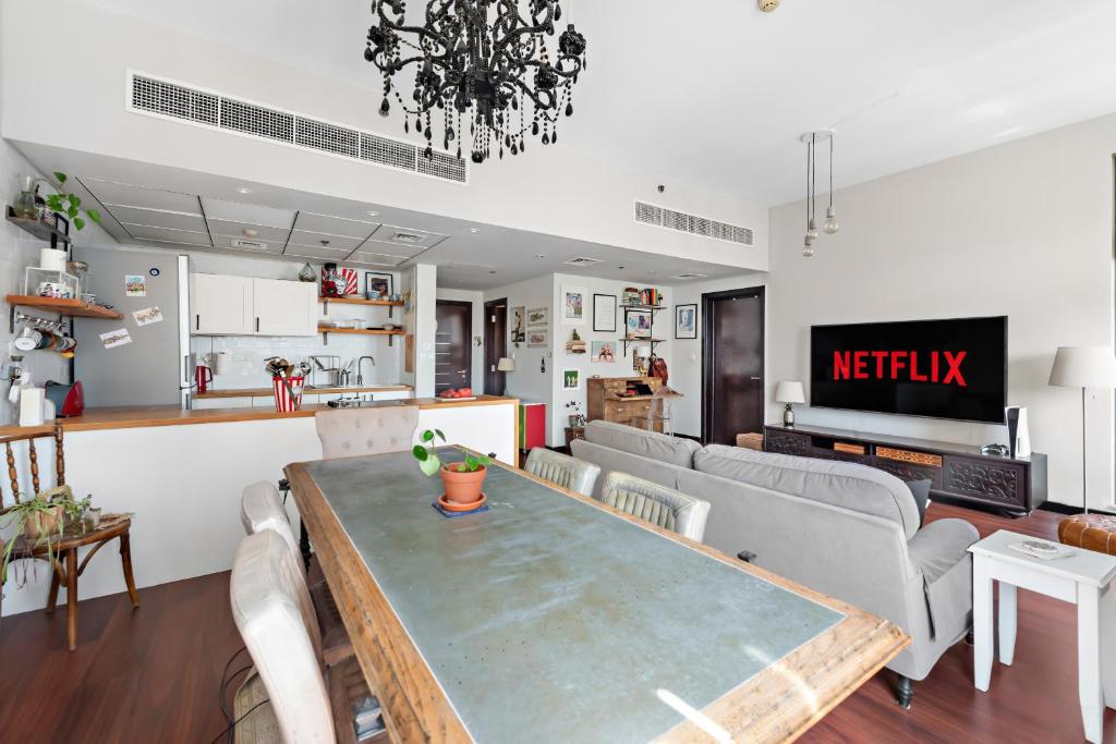 VayK - Uniquely Crafted, Artistically Adorned 1 BD Apartment in JLT