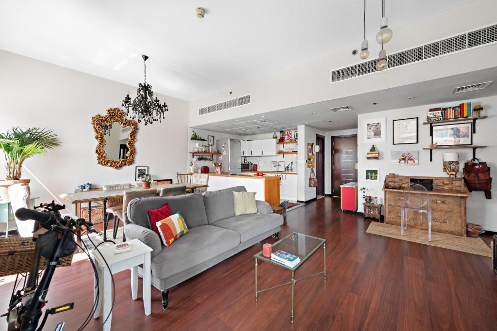 VayK - Uniquely Crafted, Artistically Adorned 1 BD Apartment in JLT