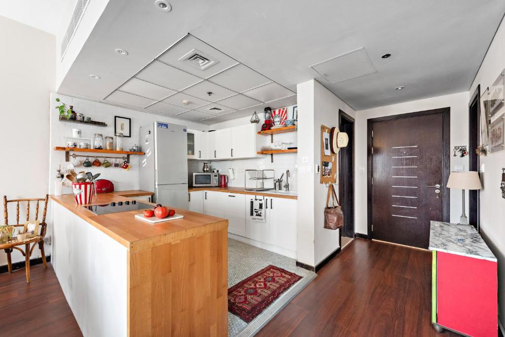 VayK - Uniquely Crafted, Artistically Adorned 1 BD Apartment in JLT