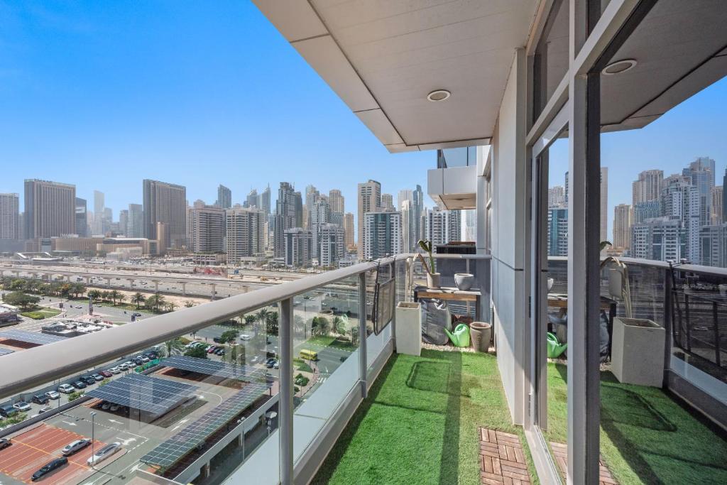 VayK - Uniquely Crafted, Artistically Adorned 1 BD Apartment in JLT