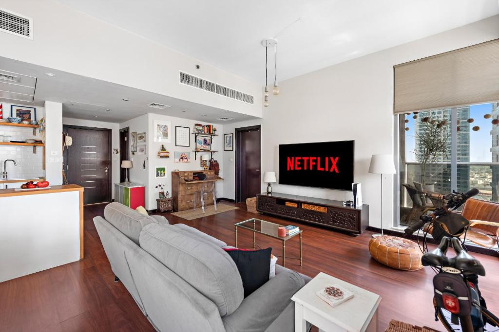 VayK - Uniquely Crafted, Artistically Adorned 1 BD Apartment in JLT