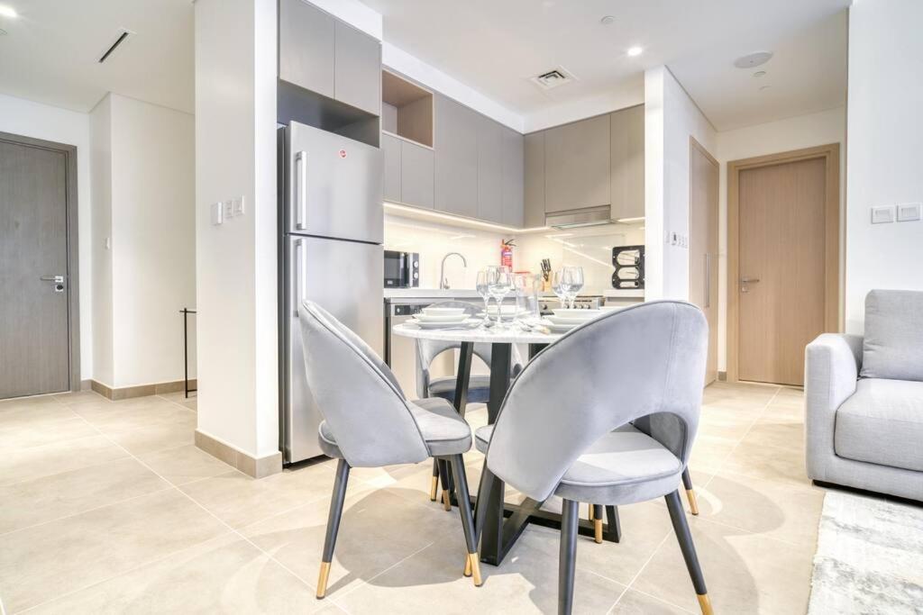 Elegant 1 Bedroom in Dubai Creek Gate - Pool view