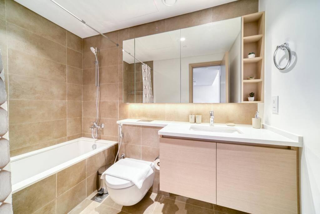 Elegant 1 Bedroom in Dubai Creek Gate - Pool view