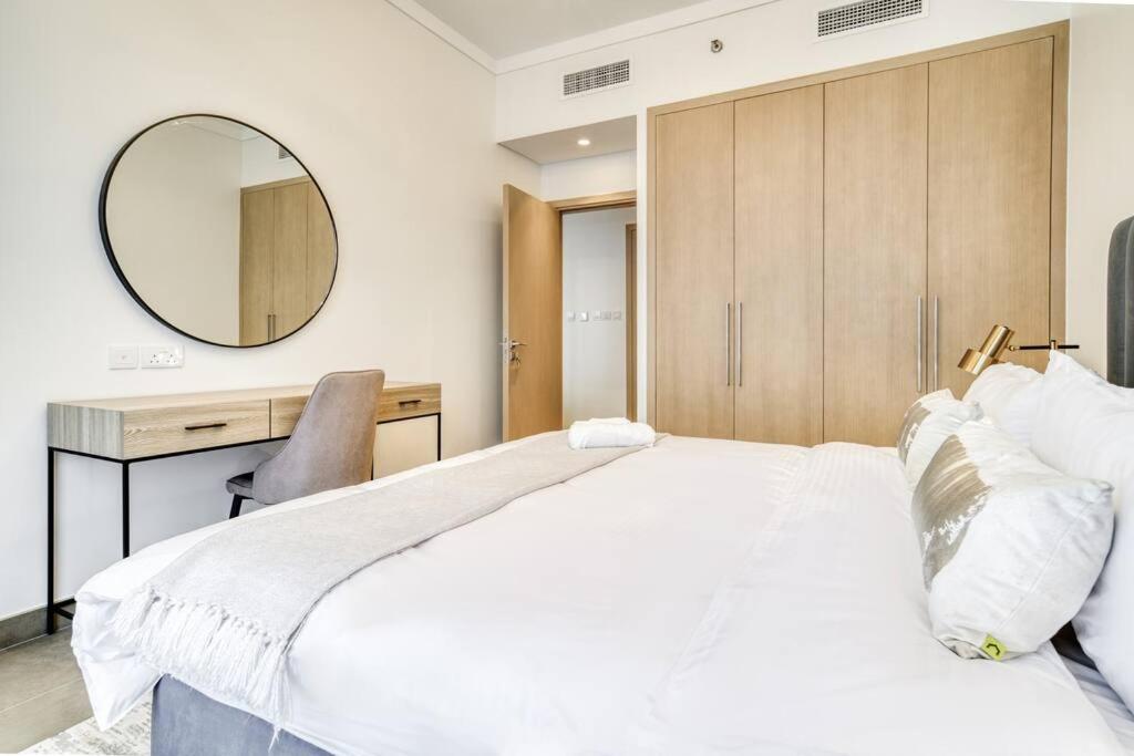 Elegant 1 Bedroom in Dubai Creek Gate - Pool view