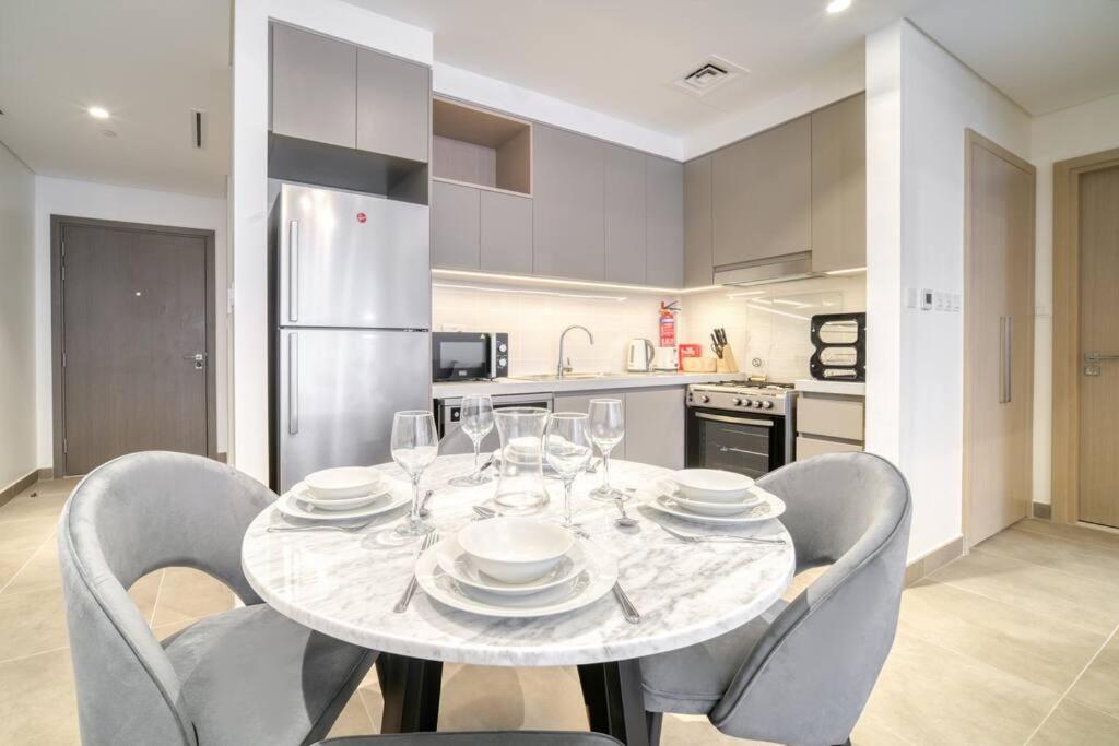 Elegant 1 Bedroom in Dubai Creek Gate - Pool view