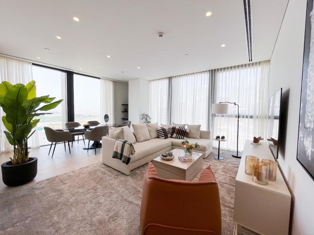 Vayk - Lovingly Styled 2 BD Exuding Elegance and Charm in Business Bay