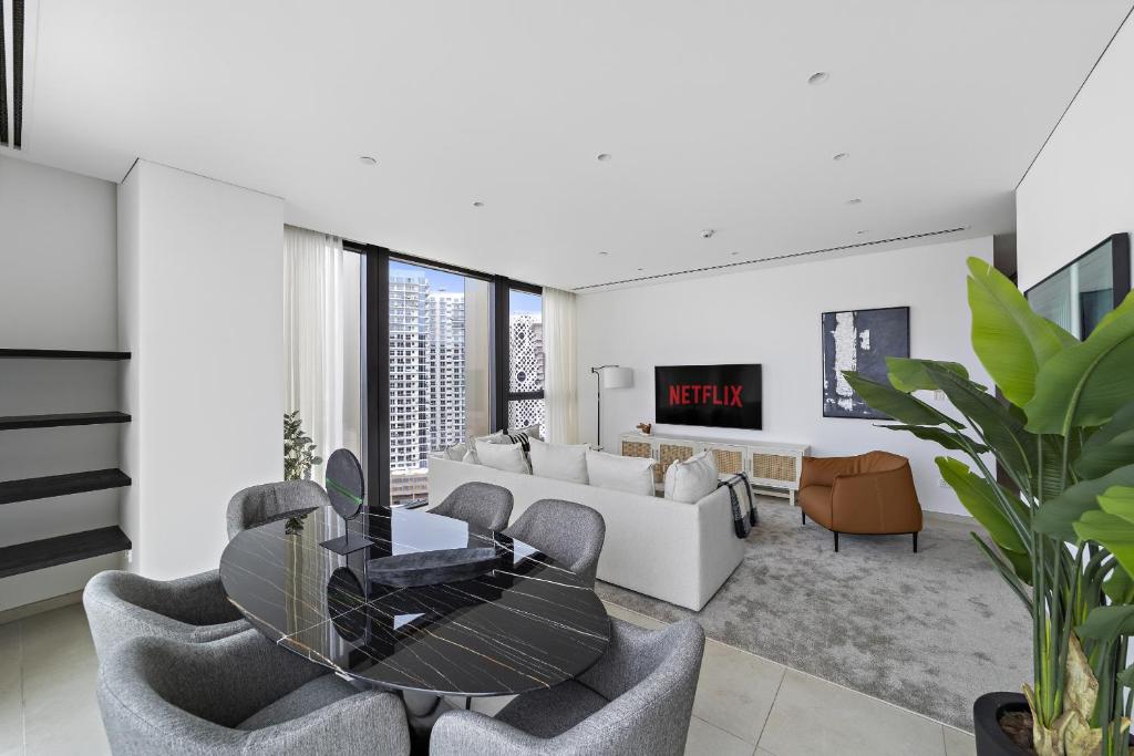 Vayk - Lovingly Styled 2 BD Exuding Elegance and Charm in Business Bay