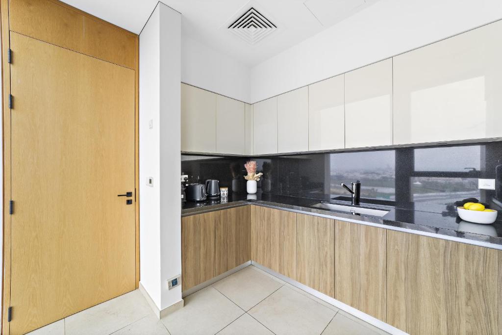 Vayk - Lovingly Styled 2 BD Exuding Elegance and Charm in Business Bay