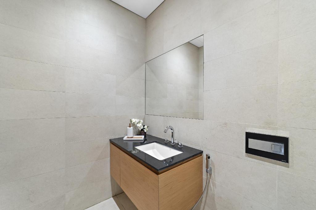 Vayk - Lovingly Styled 2 BD Exuding Elegance and Charm in Business Bay