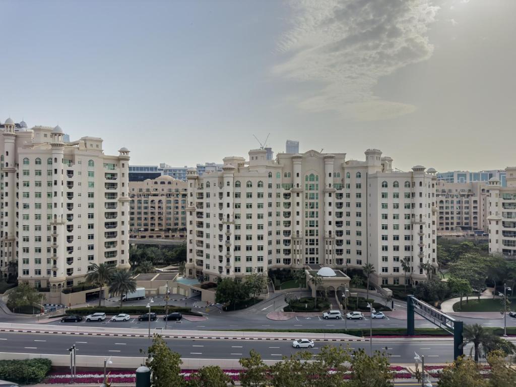 Palm Jumeirah, 2-BDR with direct beach access