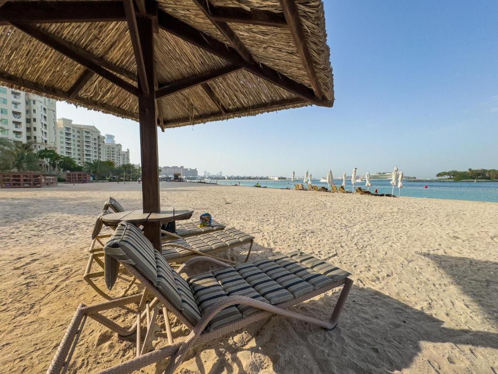 Palm Jumeirah, 2-BDR with direct beach access