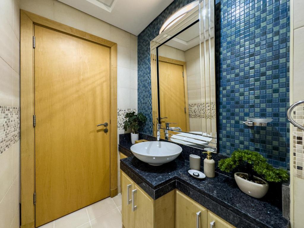 Palm Jumeirah, 2-BDR with direct beach access