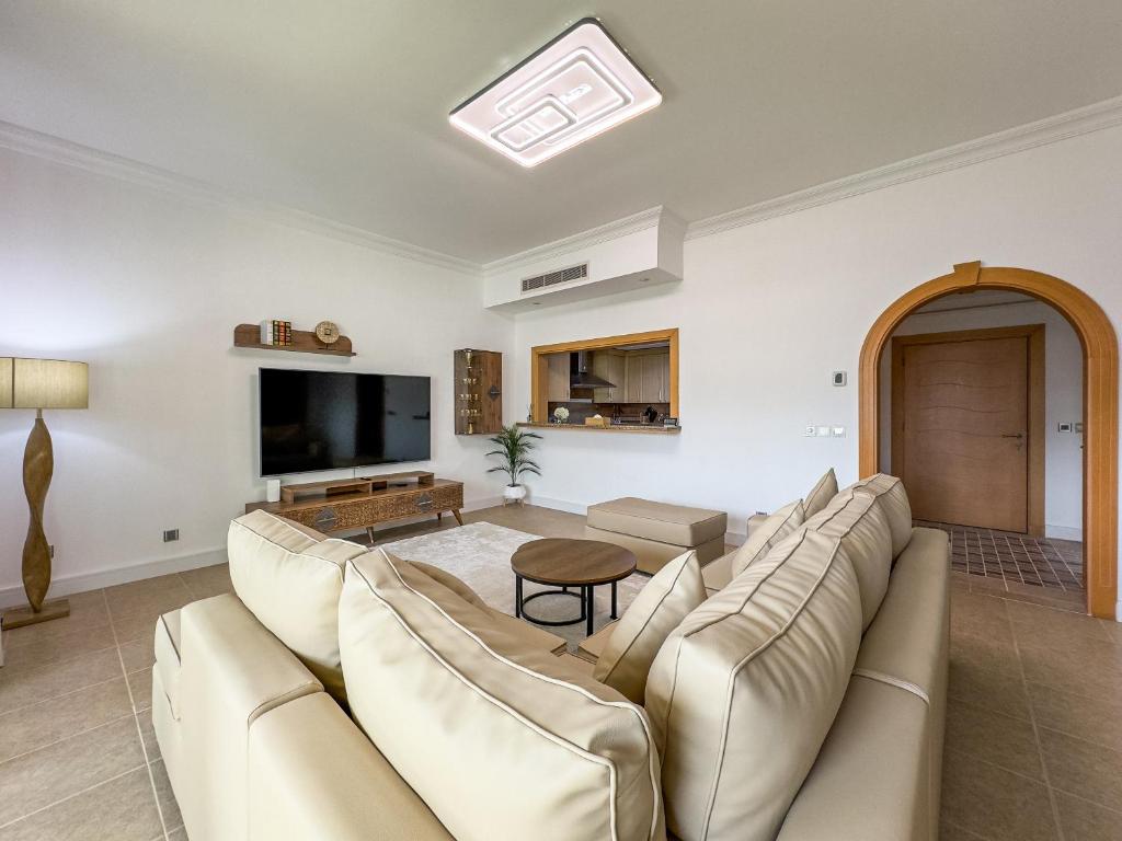 Palm Jumeirah, 2-BDR with direct beach access