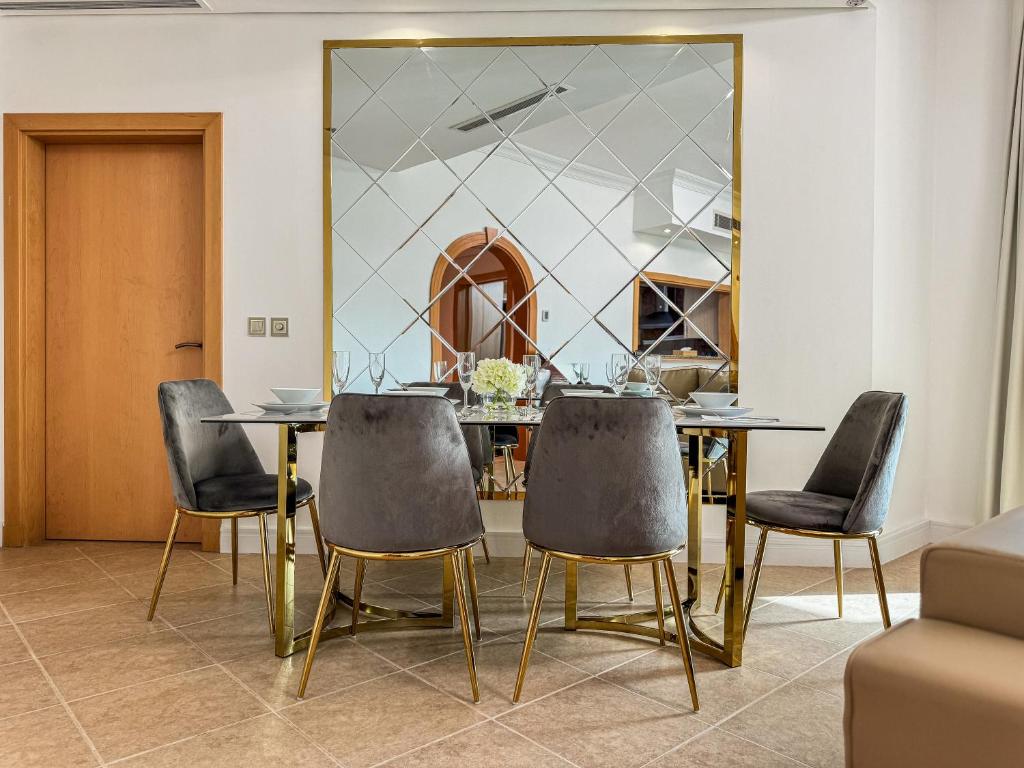 Palm Jumeirah, 2-BDR with direct beach access