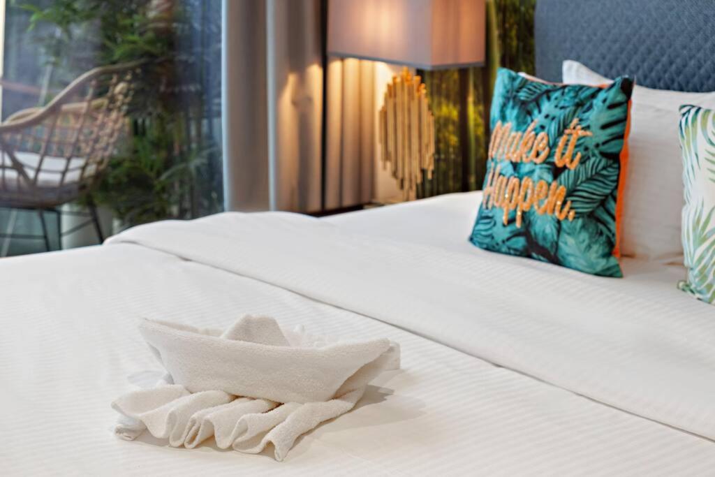 FIRST CLASS 1BR with Marina Infinity Views