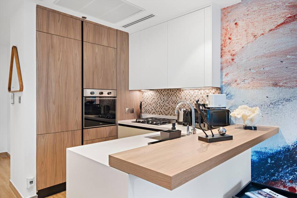 FIRST CLASS 1BR with Marina Infinity Views