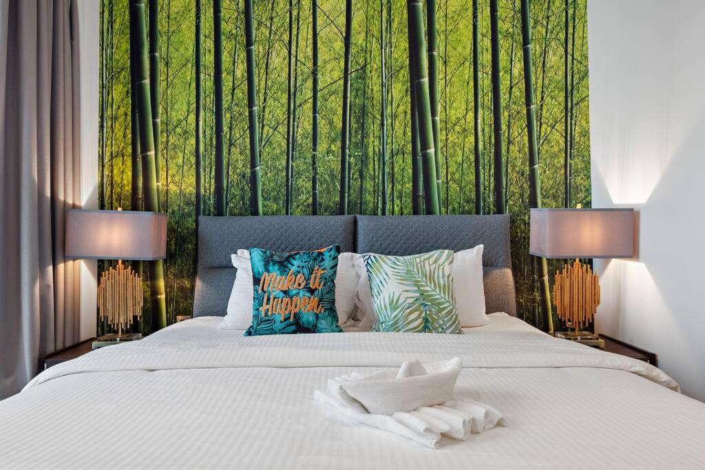 FIRST CLASS 1BR with Marina Infinity Views