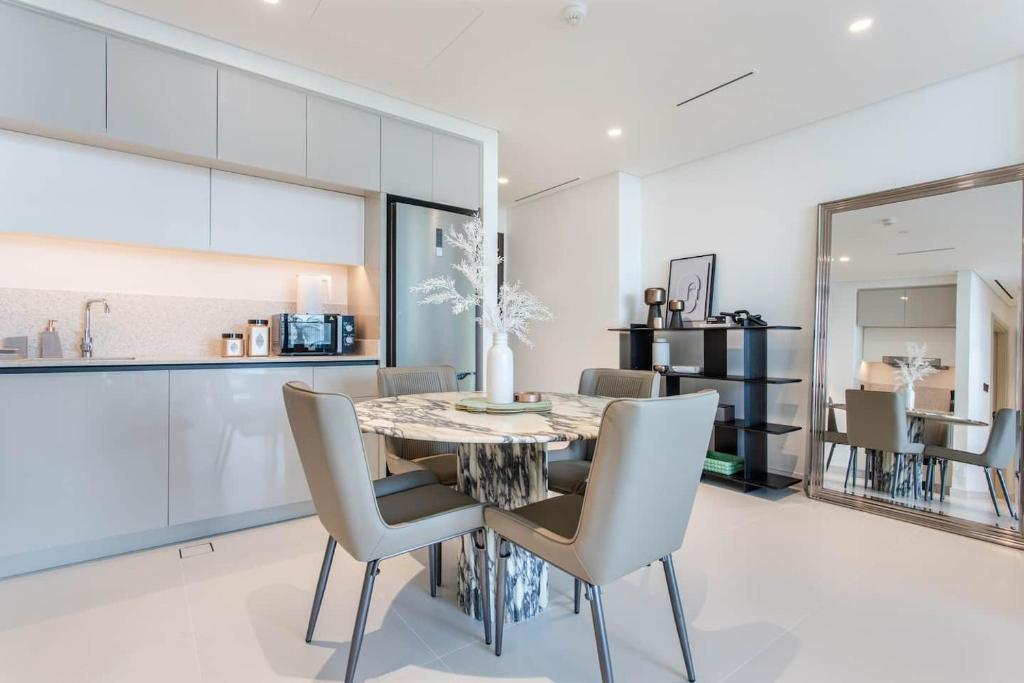 High Floor Beachfront 1br W Palm & Sea View!