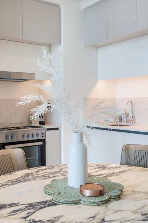 High Floor Beachfront 1br W Palm & Sea View!