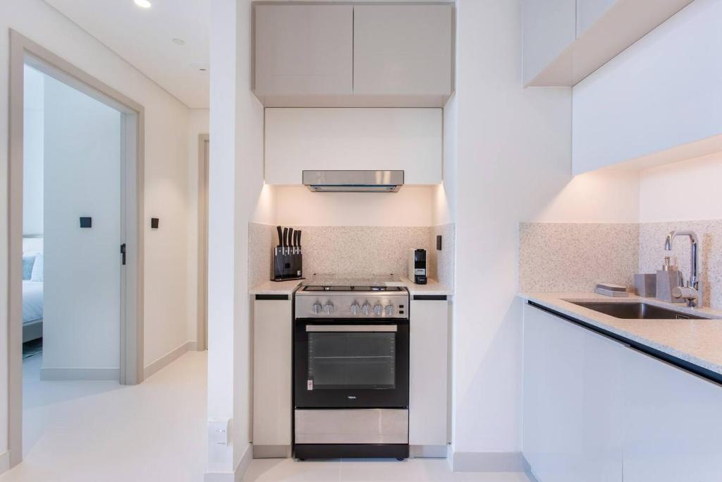 High Floor Beachfront 1br W Palm & Sea View!