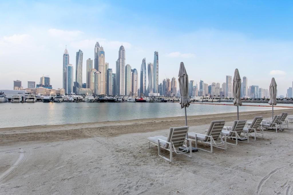 High Floor Beachfront 1br W Palm & Sea View!