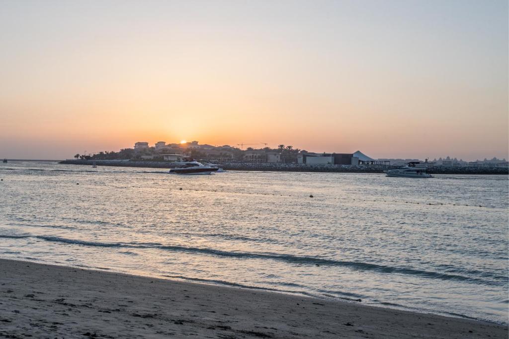 High Floor Beachfront 1br W Palm & Sea View!