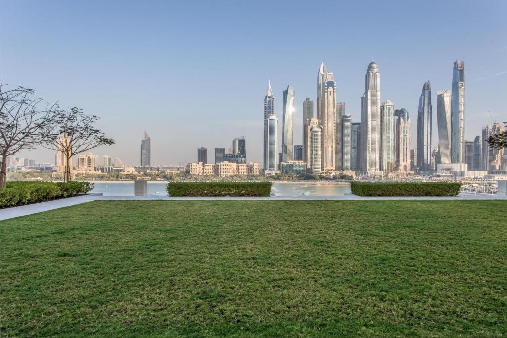 High Floor Beachfront 1br W Palm & Sea View!