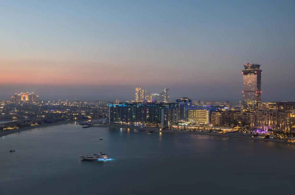 High Floor Beachfront 1br W Palm & Sea View!