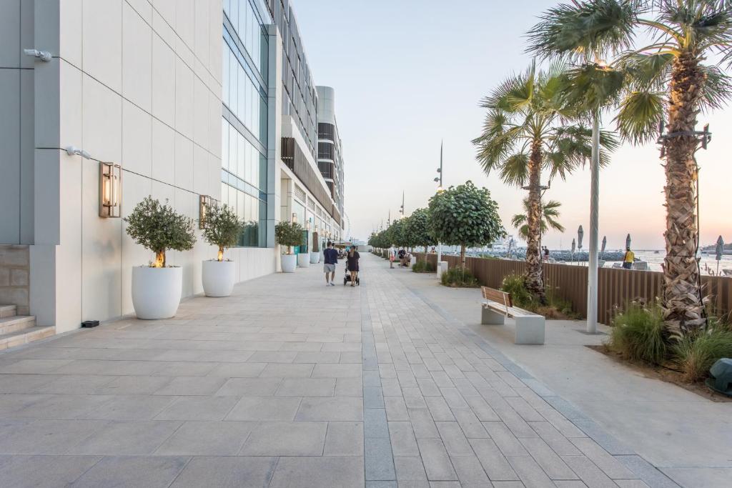 High Floor Beachfront 1br W Palm & Sea View!