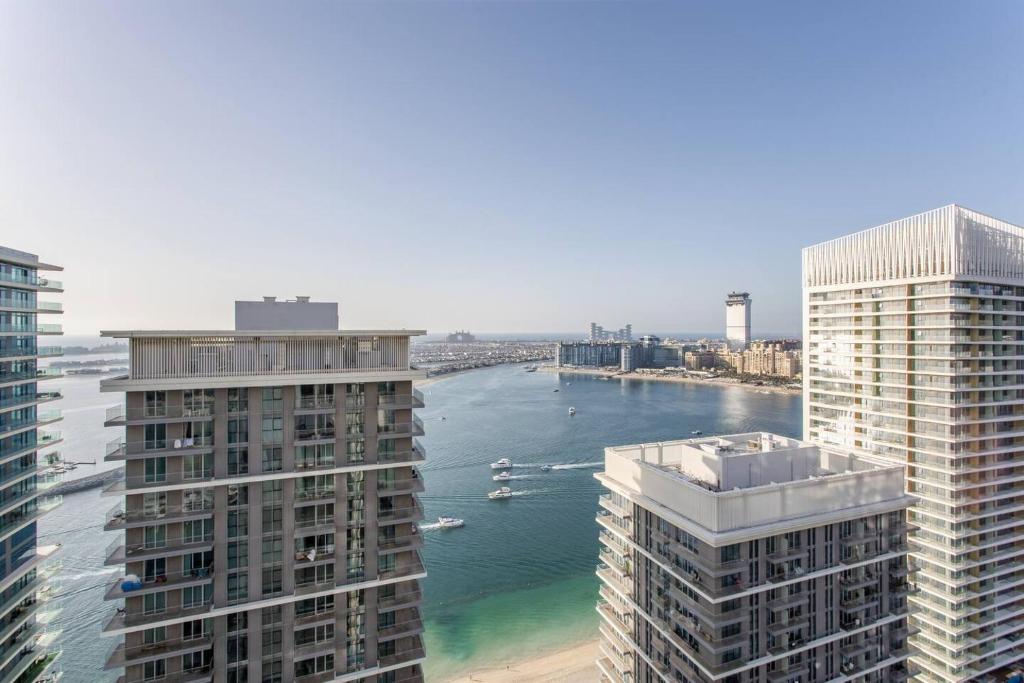 High Floor Beachfront 1br W Palm & Sea View!