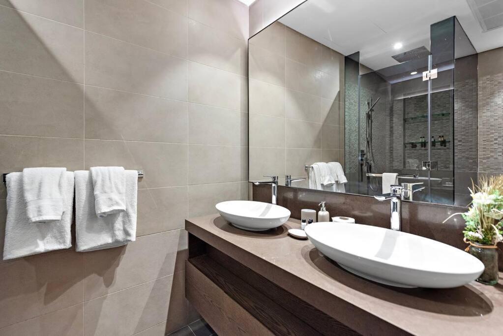 FIRST CLASS 1BR with Marina Infinity Views