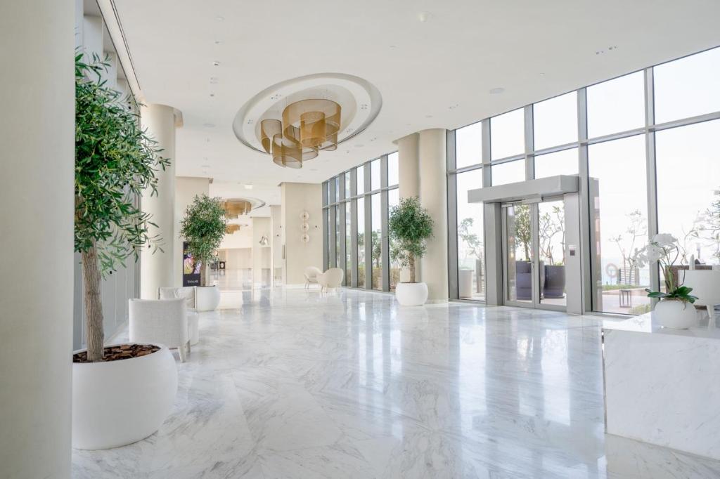 Farwell & Gervase - 3BR with Exclusive Sea Views in 5242 Marina