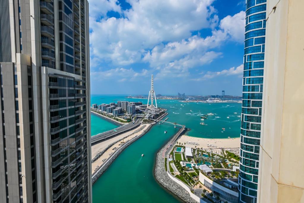 Farwell & Gervase - 3BR with Exclusive Sea Views in 5242 Marina