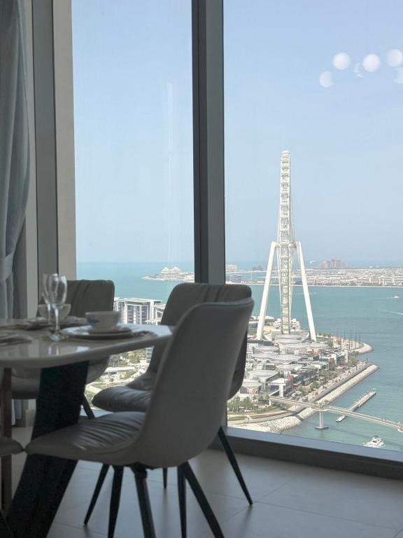 Farwell & Gervase - 3BR with Exclusive Sea Views in 5242 Marina