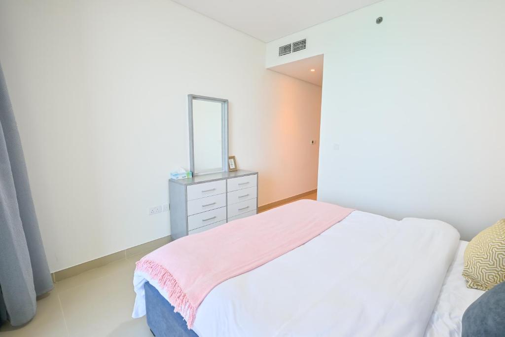 Farwell & Gervase - 3BR with Exclusive Sea Views in 5242 Marina